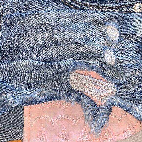 EXCELLENT DISTRESSED CONDITION WOMEN’S 4 AMERICAN EAGLE SHORTIE W/LACE POCKETS - Picture 8 of 9
